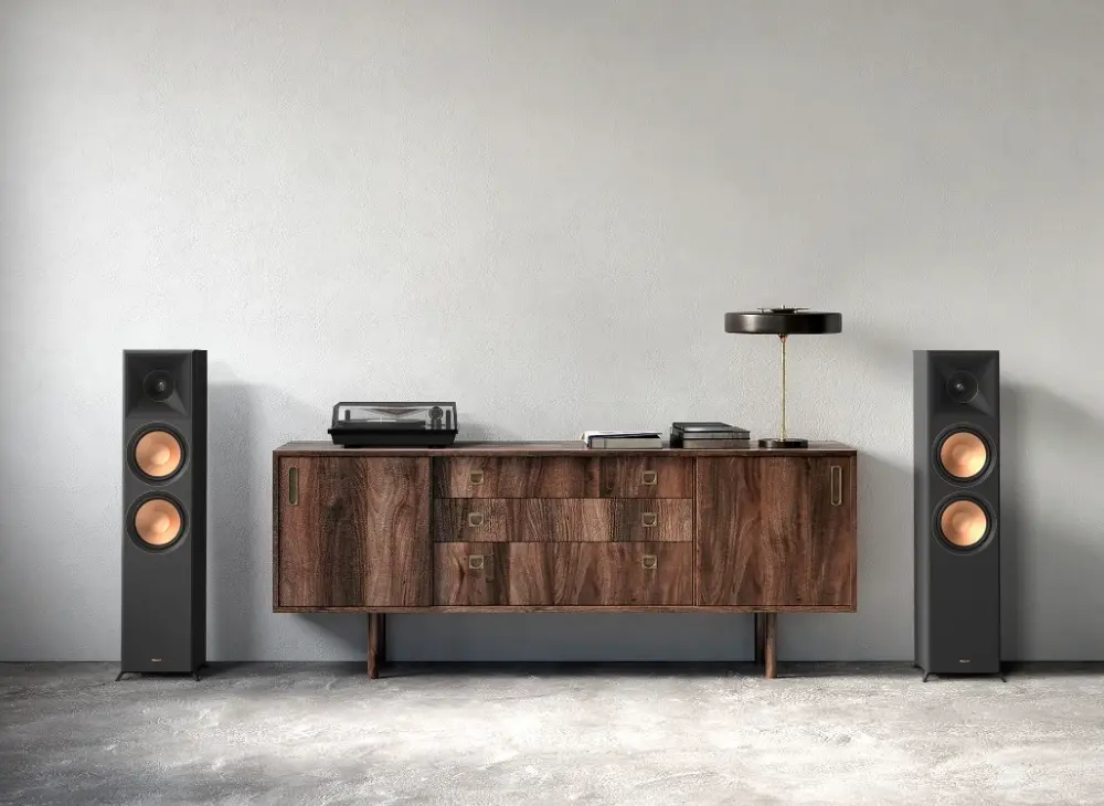 Klipsch reference premiere oppsett lifestyle bilde i stue